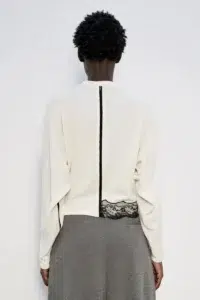 Blusa con bottoni - immagine 2