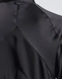 Camicia svasata in raso tecnico nero - immagine 5