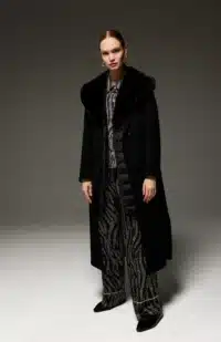 Cappotto nero Seventy con gilet con collo ecopelliccia