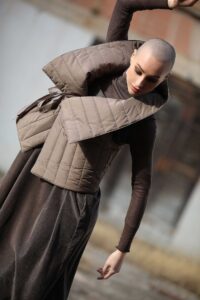 GILET IMBOTTTITO ASIMMETRICO-SOKO NI INAI - immagine 2